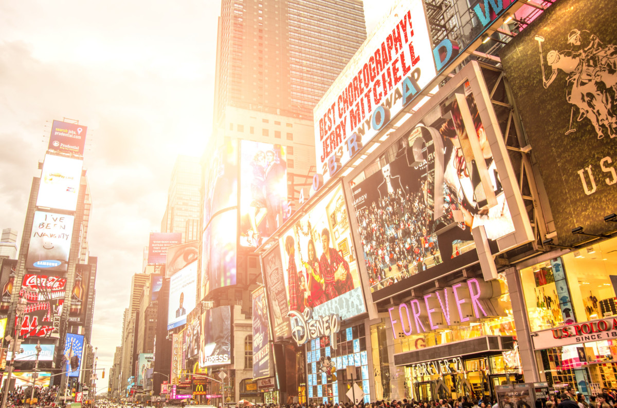 NUEVA YORK. 22 DE DICIEMBRE DE 2013: Carteles de neón de Times Square, Nueva York. Times Square es un símbolo de la ciudad de Nueva York y los Estados Unidos